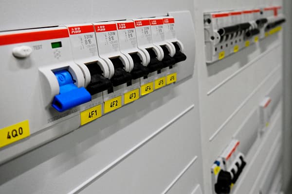 Welche Prüfgeräte bei der DGUV V3 Prüfung und der VDE Prüfung zum Einsatz kommen