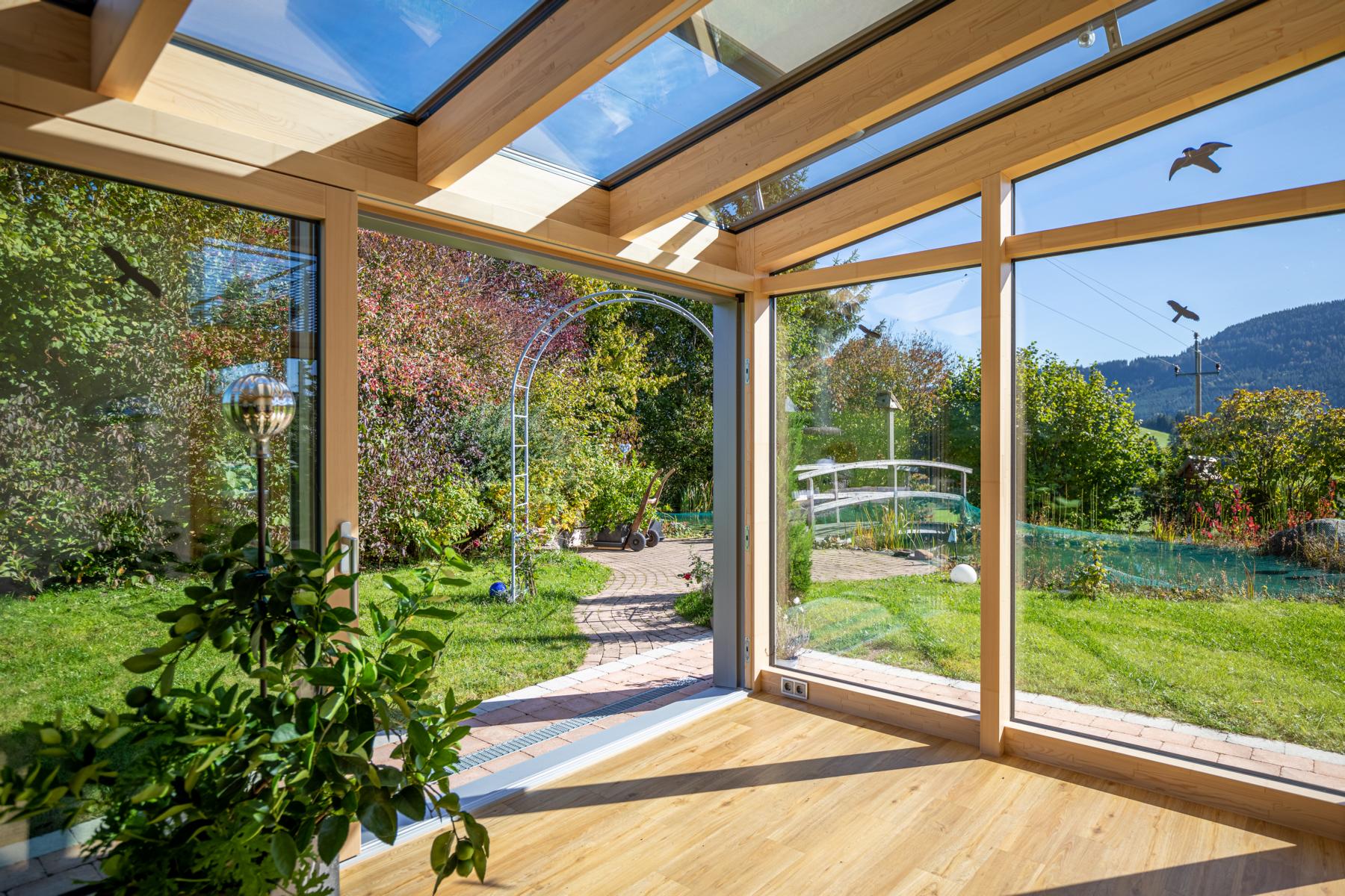 Terrassenüberdachung mit Markise: Der ideale Ort für Pflanzen und Blumen