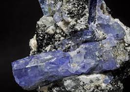 Lapislazuli: Ein Edelstein von tiefblauer Pracht
