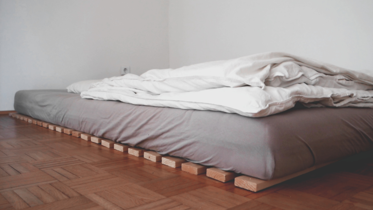 Das Bodenbett 120x200 von TiCAA als Wohlfühlzone
