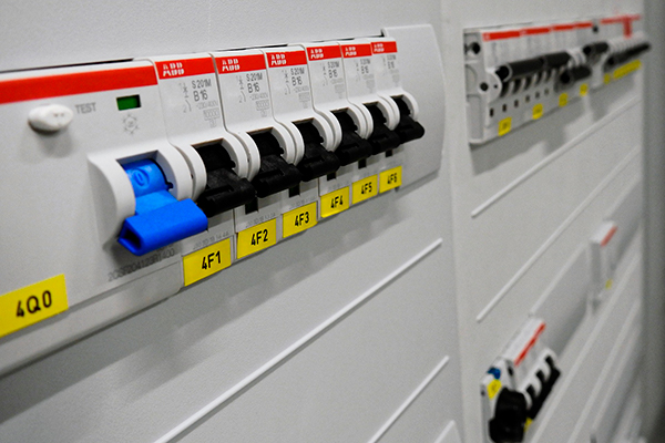 Welche Prüfgeräte bei der DGUV V3 Prüfung und der VDE Prüfung zum Einsatz kommen